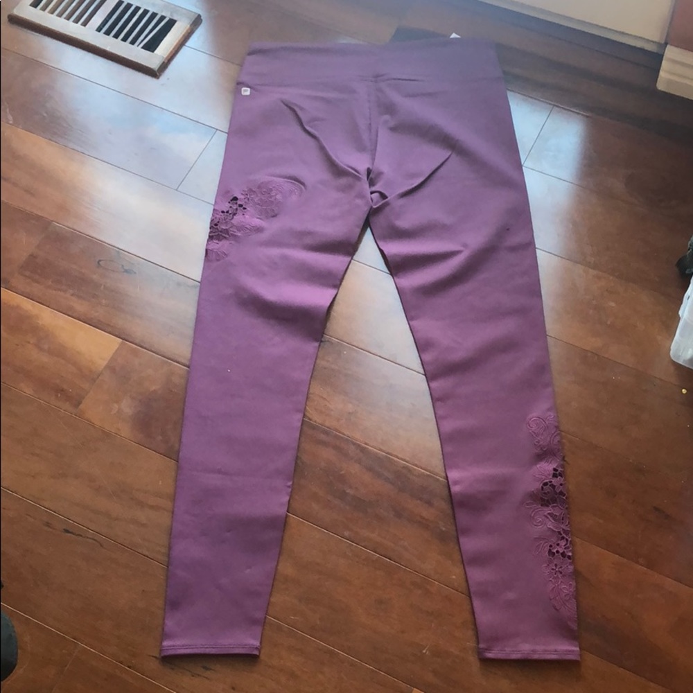 NWT FABLETICS ROCIO LEGGING W/ FLORAL DETAIL, L - Picture 7 of 9